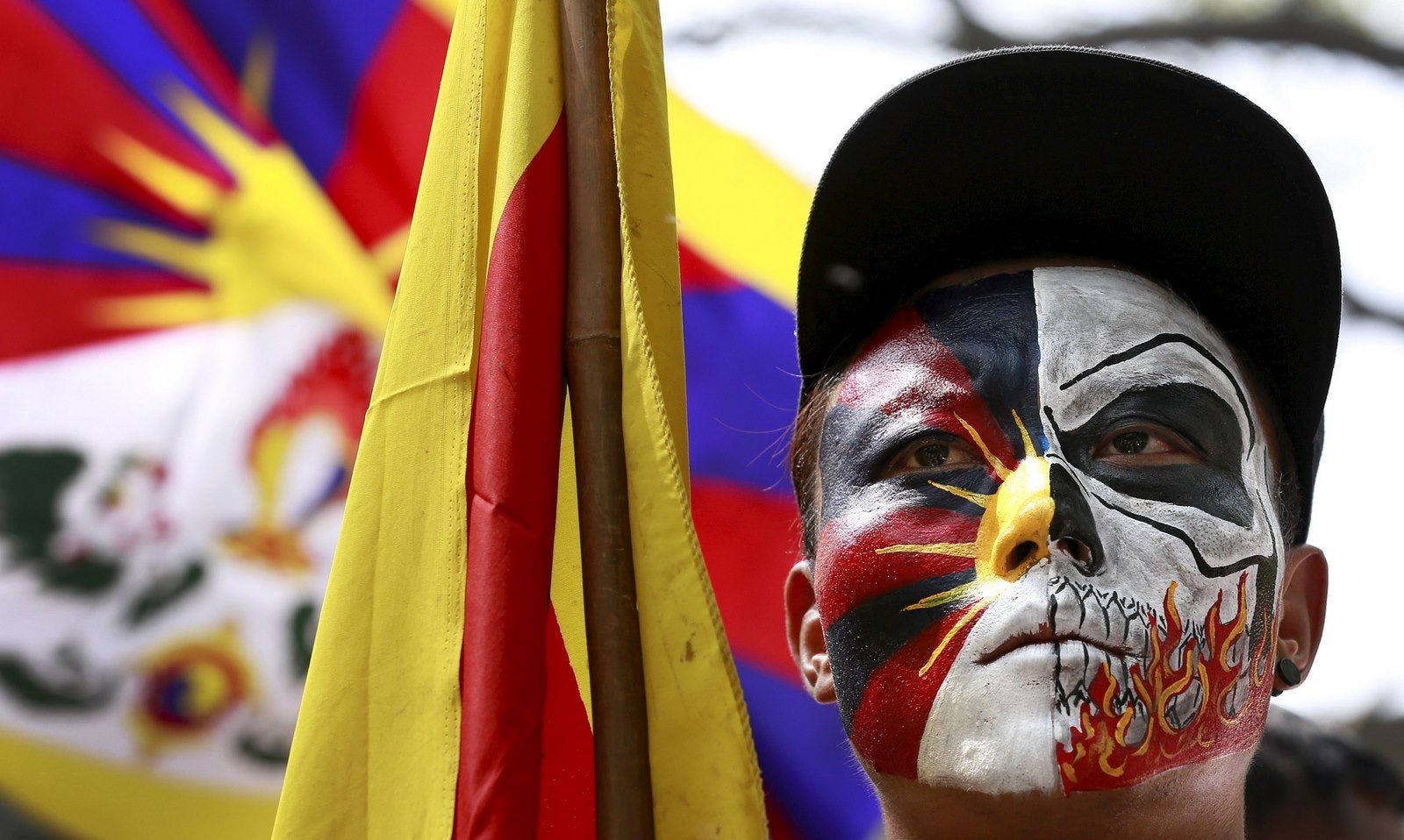 Un activista tibetano asiste a una protesta organizada para celebrar el 57 aniversario del levantamiento tibetano contra el gobierno chino, en Nueva Delhi, India