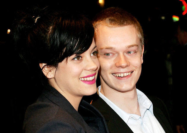7. ALFIE ALLEN Y LILY ALLEN. El actor es el hermano pequeño de la cantante