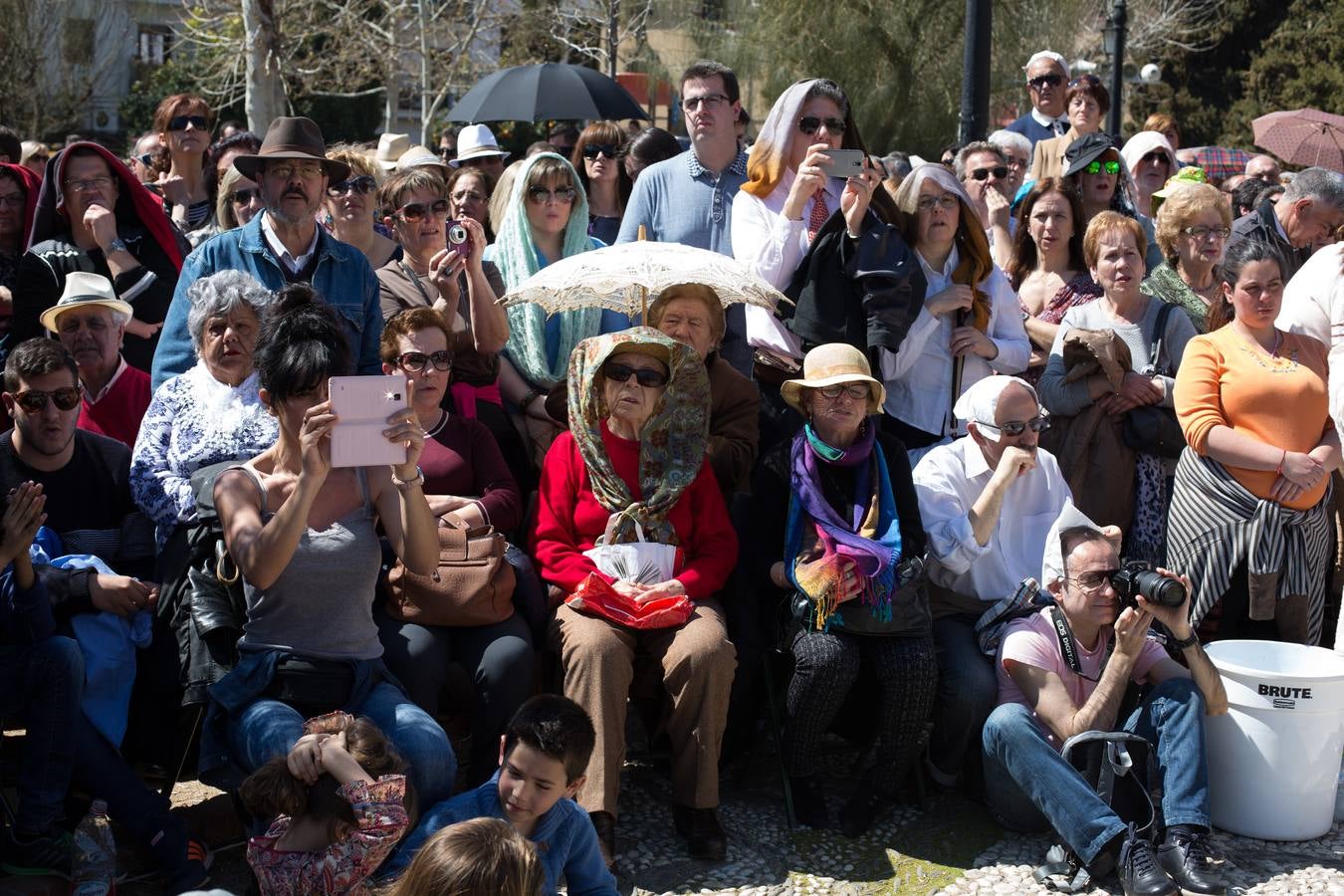 Miles de personas piden tres gracias ante el Cristo de los Favores de Granada