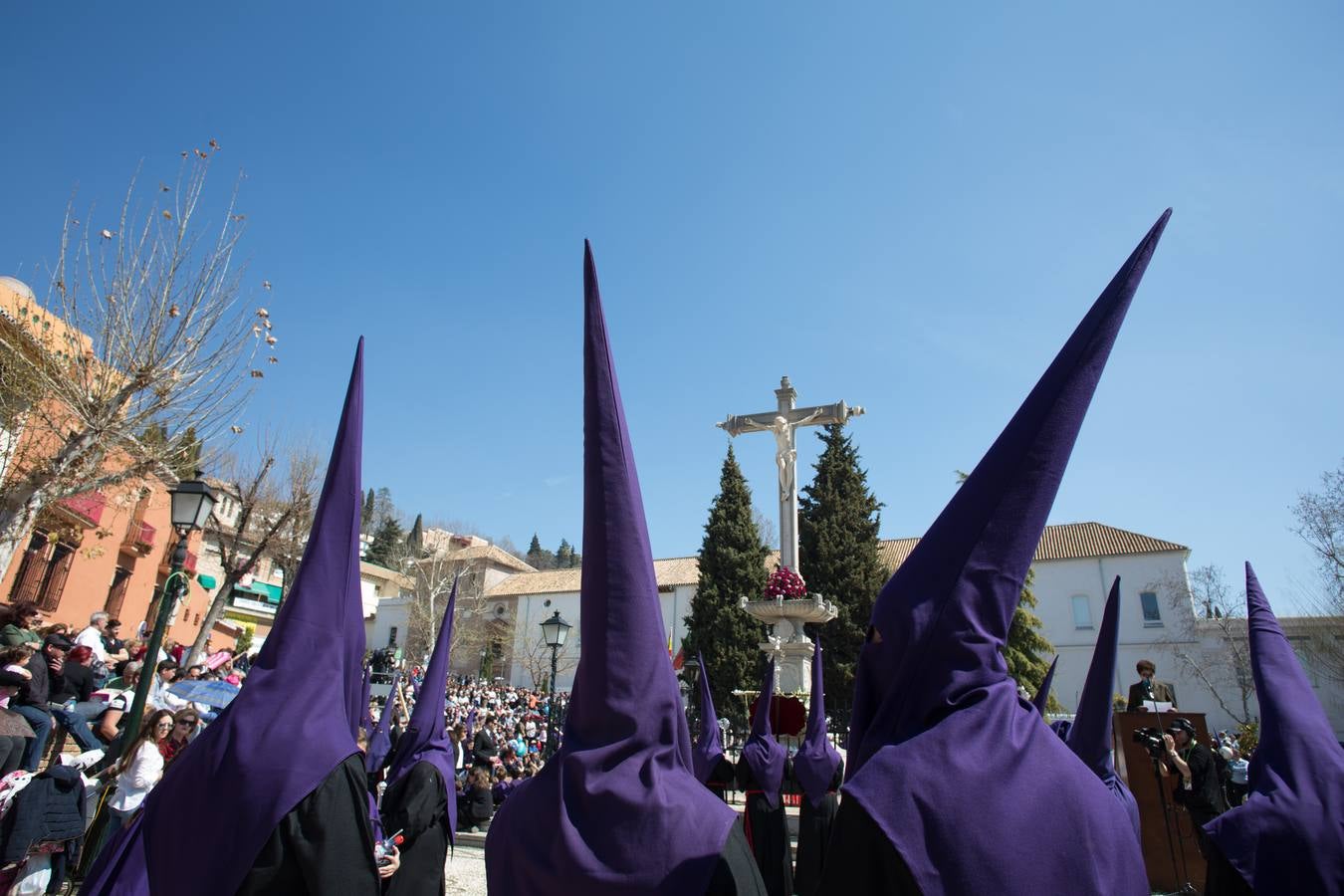 Miles de personas piden tres gracias ante el Cristo de los Favores de Granada