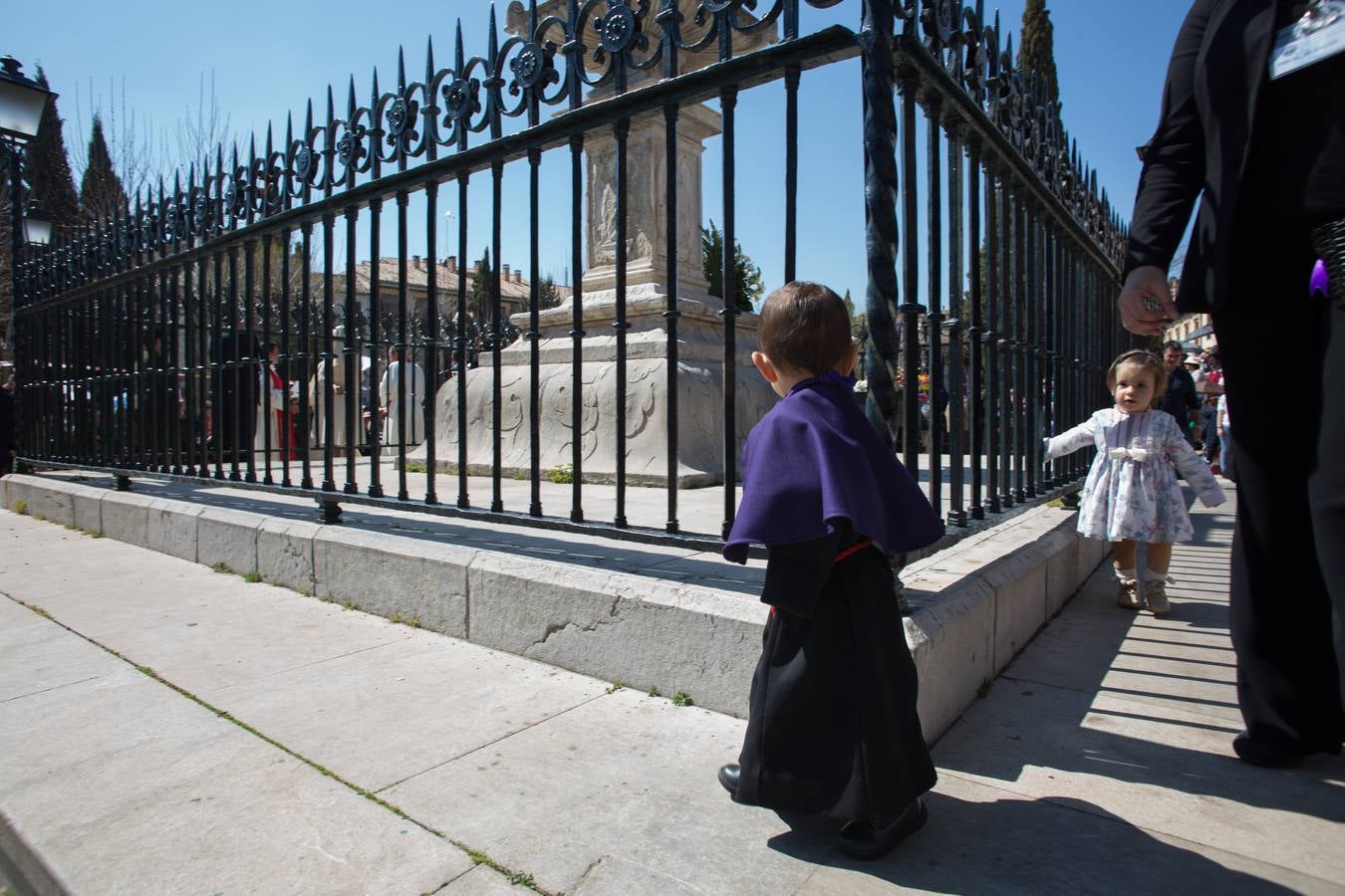 Miles de personas piden tres gracias ante el Cristo de los Favores de Granada