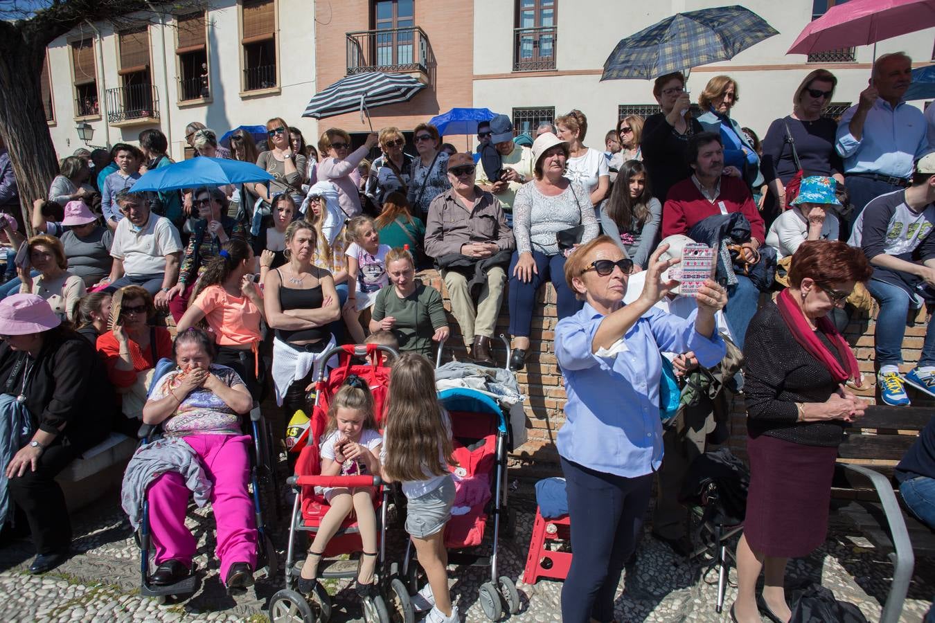 Miles de personas piden tres gracias ante el Cristo de los Favores de Granada