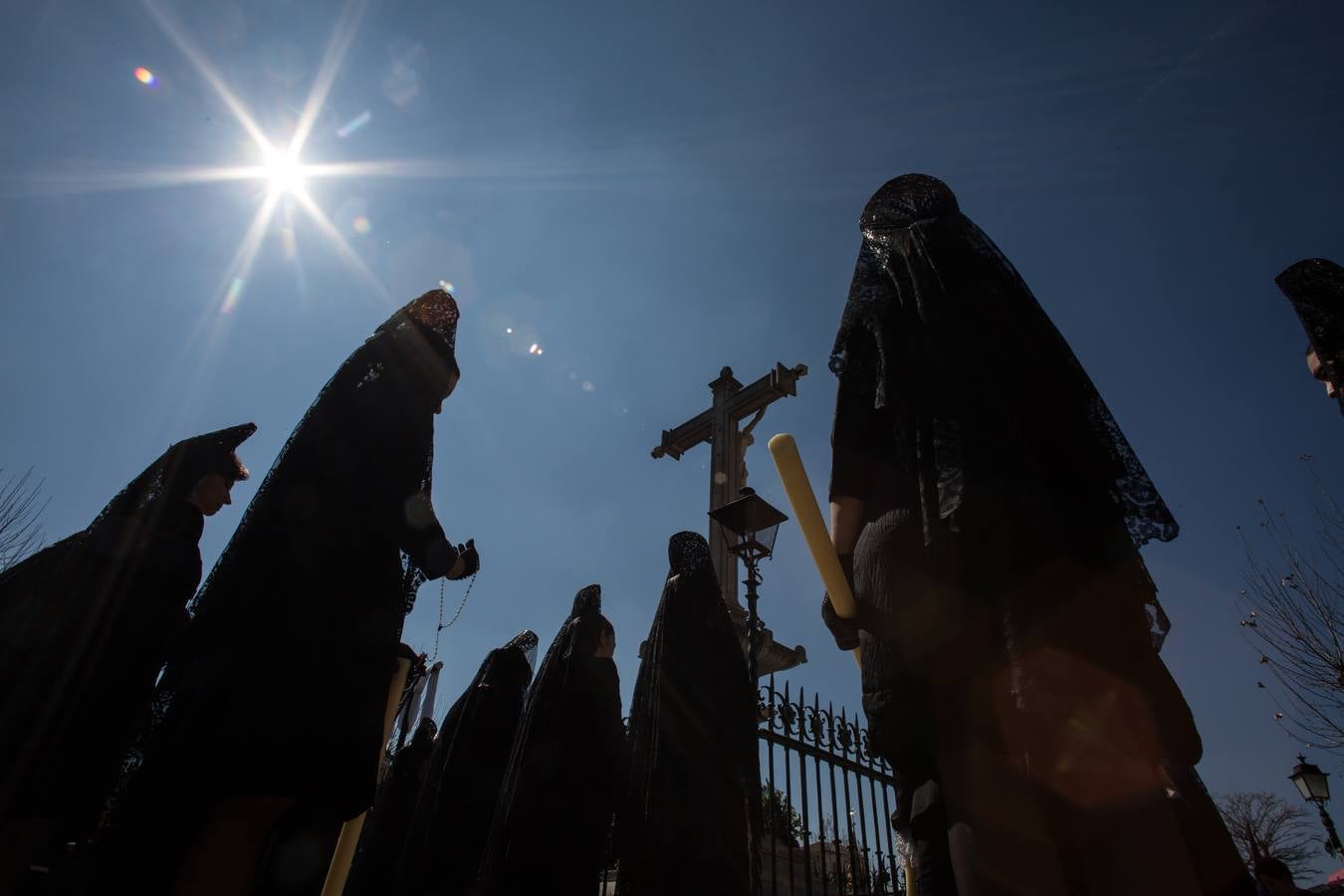 Miles de personas piden tres gracias ante el Cristo de los Favores de Granada