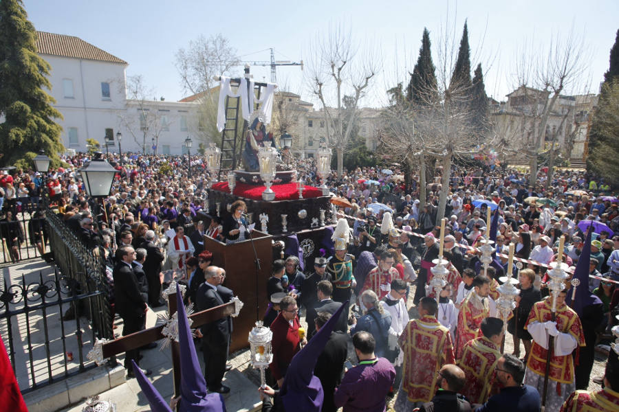 Las imágenes del Viernes Santo de Granada, en directo