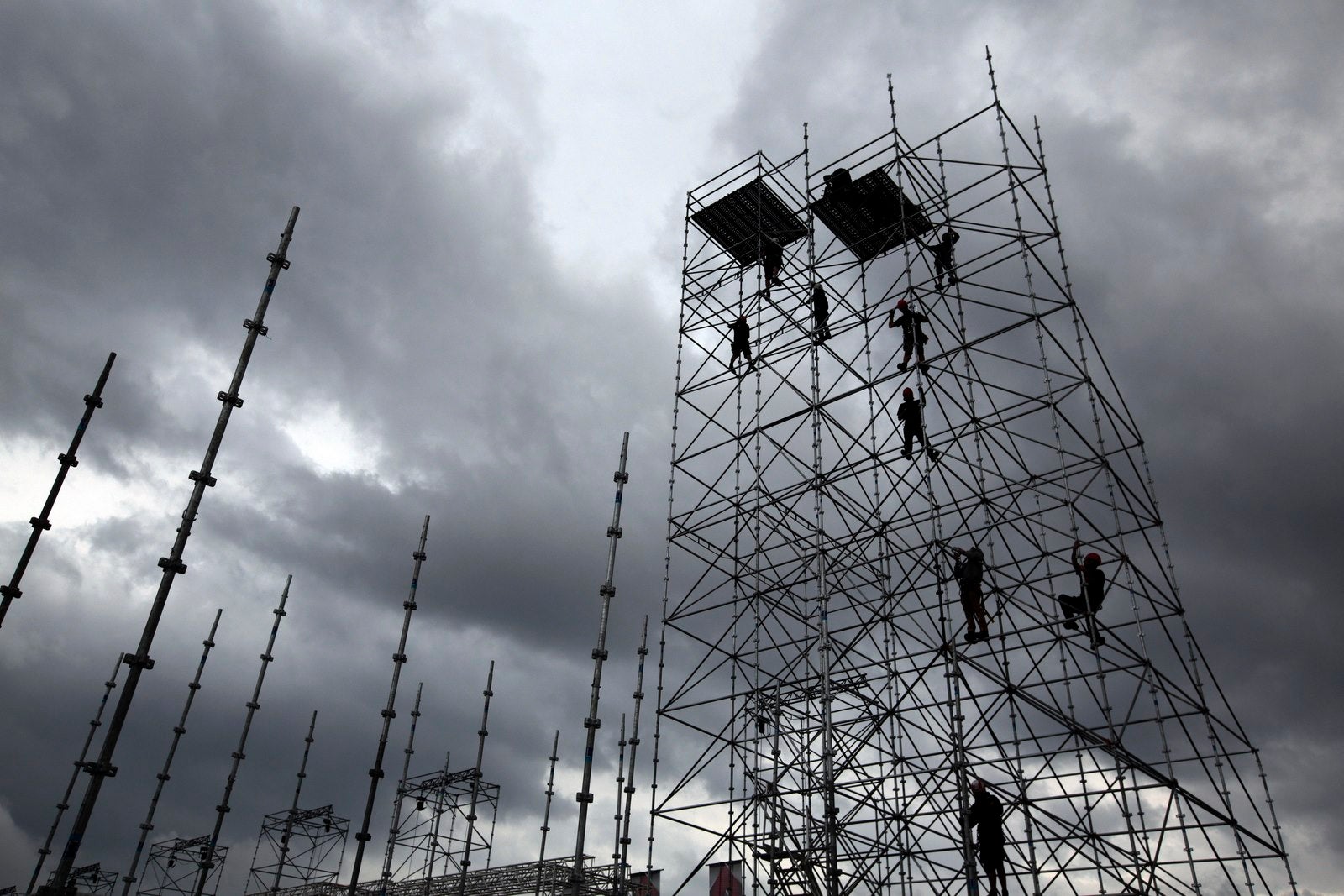Trabajadores mientras construyen en el puerto de Cannes, Francia.
