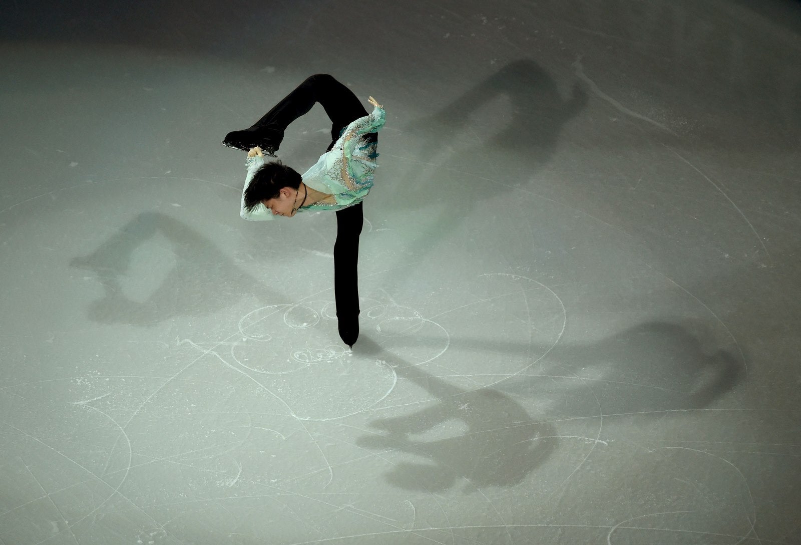 Yuzuru Hanyu de Japón durante la exposición del programa del Campeonato Mundial de Patinaje Artístico ISU en el TD Garden en Boston, Massachusetts