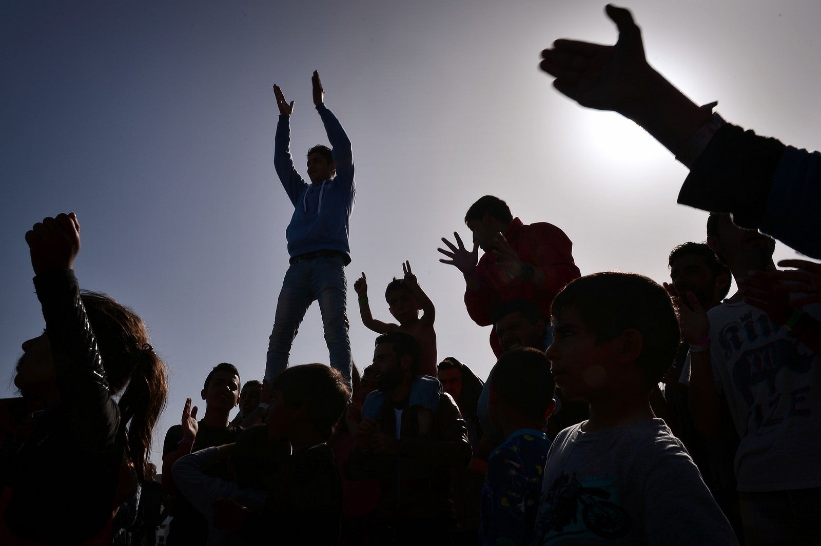 Las siluetas de los refugiados kurdos que lograron salir del centro de detención VIAL en la isla de Chios
