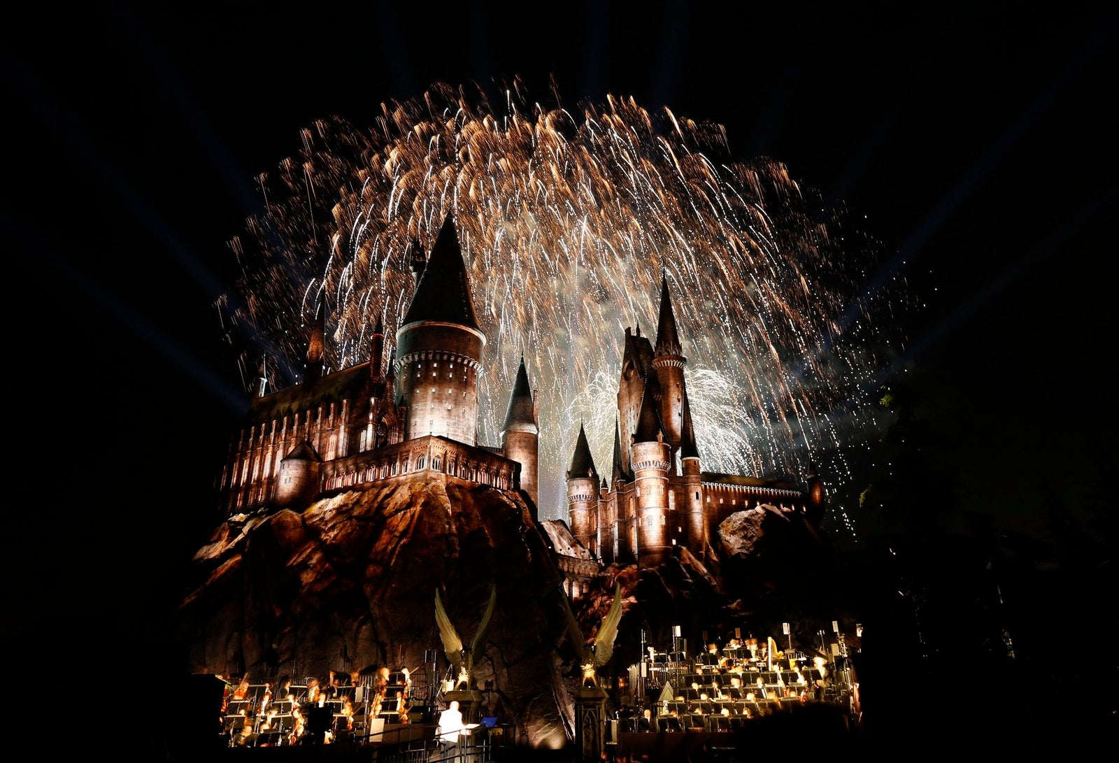 Fuegos artificiales estallan sobre una reproducción del castillo de Hogwarts, durante la presentación especial de "El Mundo Mágico de Harry Potter" atracción en Universal Studios Hollywood en Universal City, California