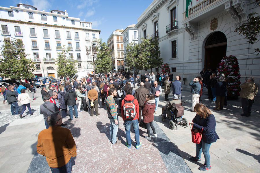 Dos horas después, la Plaza del Carmen se convierte en un hervidero de miradas y comentarios