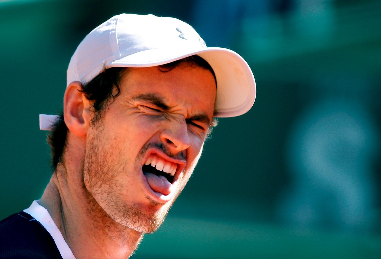 Andy Murray de Gran Bretaña reacciona después de perder un punto en contra Benoit Paire de Francia.