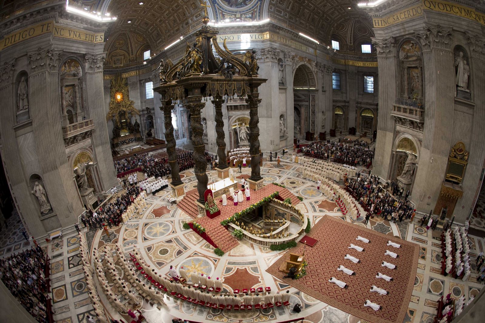 Nuevos sacerdotes se encuentran en la basílica de San Pedro como Francisco conduce una misa en el Vaticano