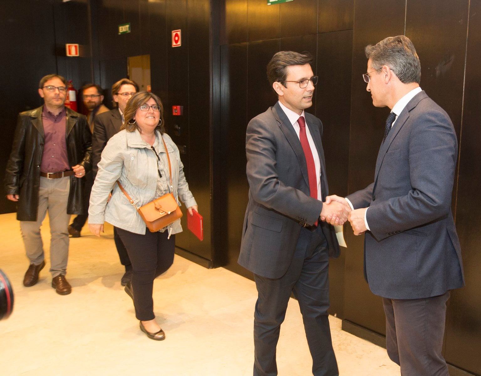 Las imágenes clave de la triple dimisión