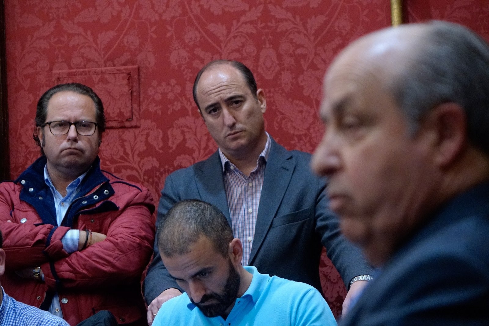 Las imágenes clave de la triple dimisión