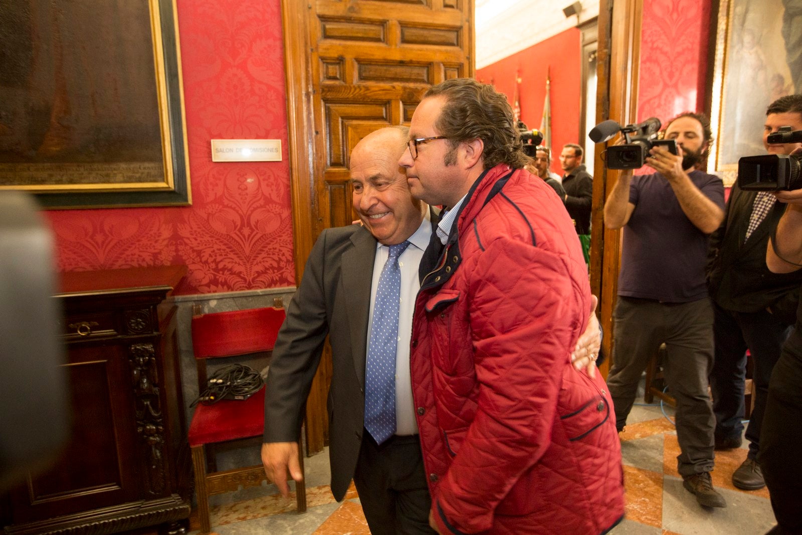 Las imágenes clave de la triple dimisión