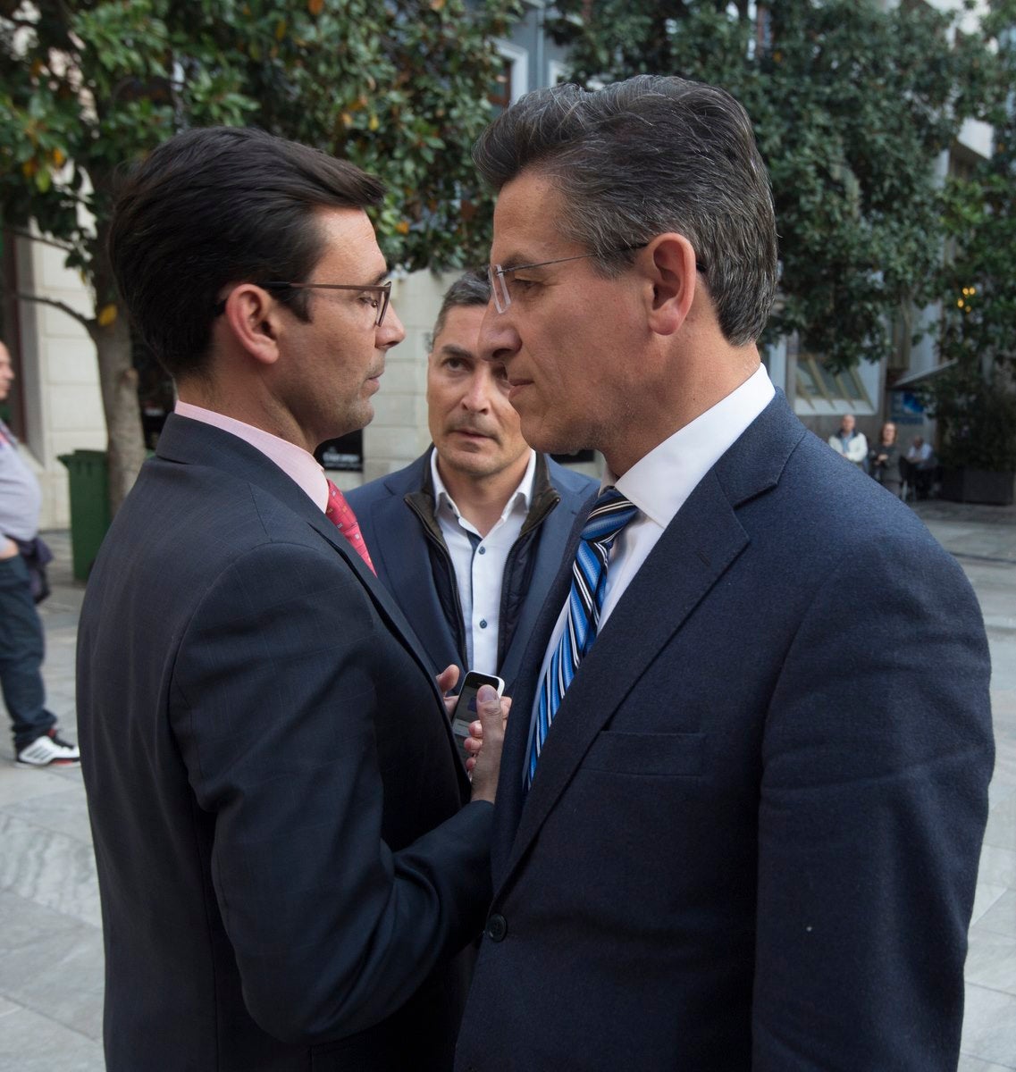 Las imágenes clave de la triple dimisión