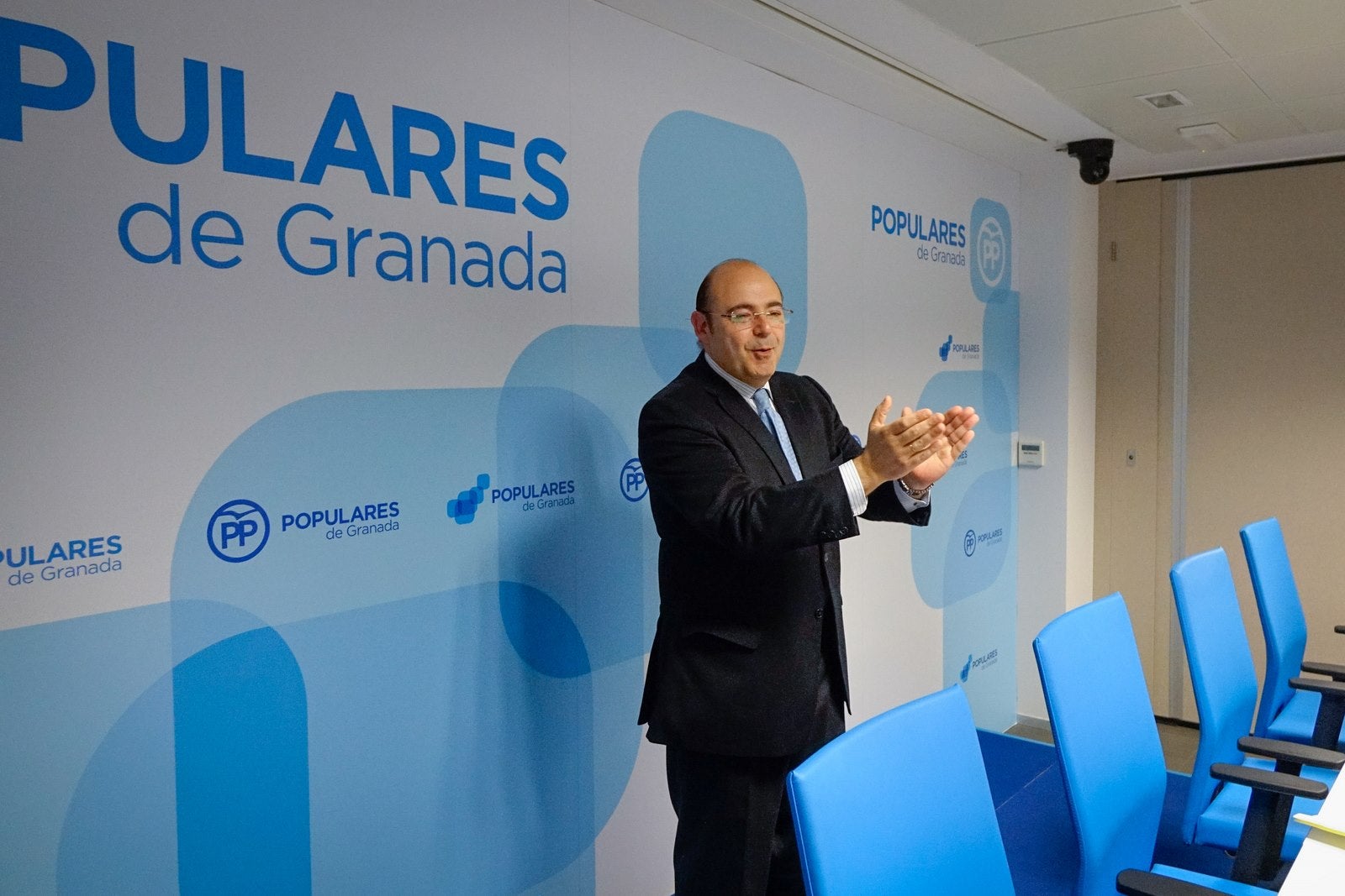 Las imágenes clave de la triple dimisión