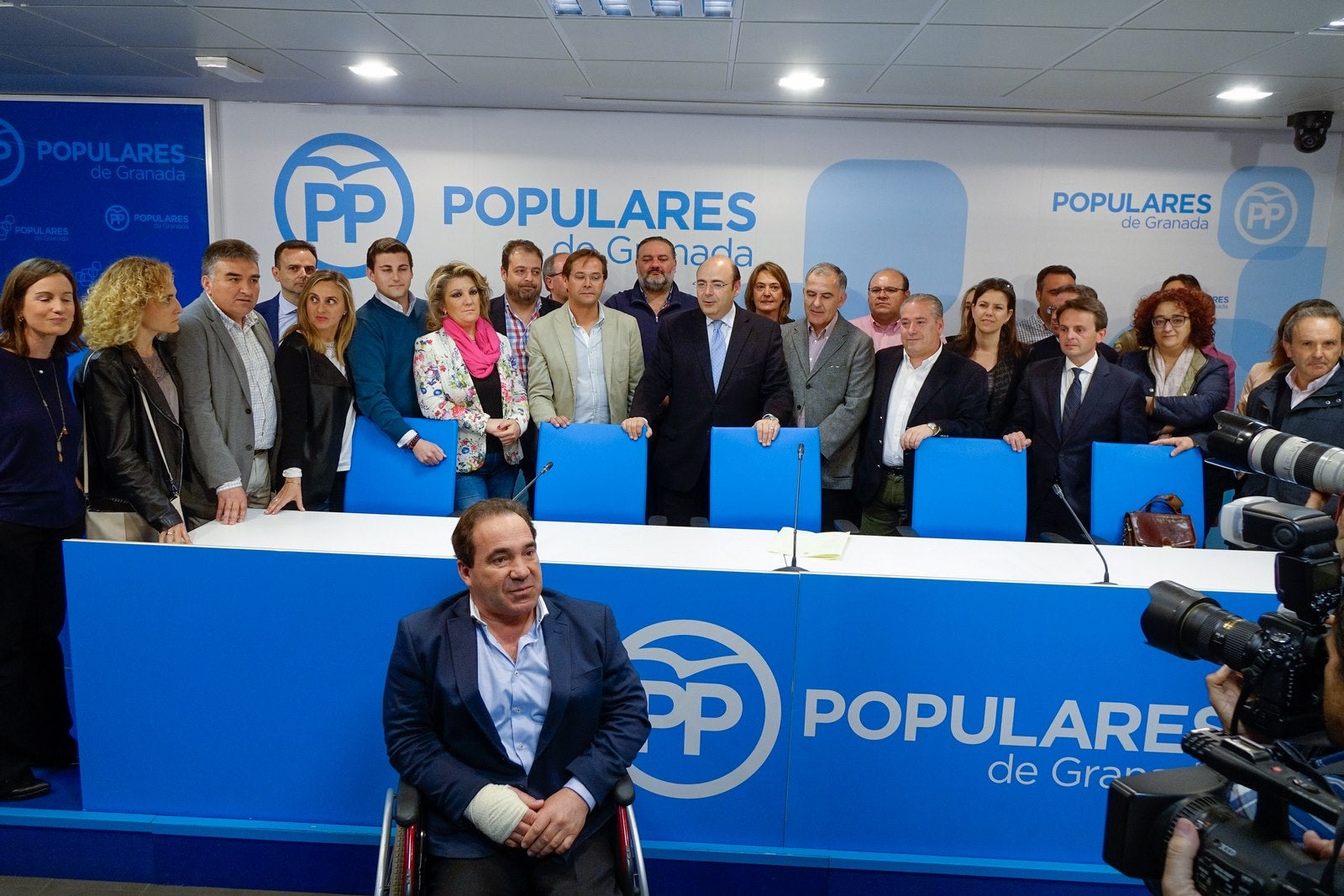 Las imágenes clave de la triple dimisión