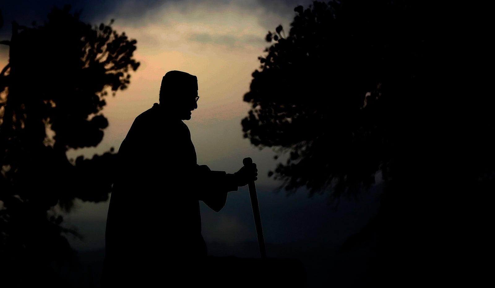 Miembros de la Comunidad samaritana se reúnen para rezar con motivo del final de la Pascua judía en el monte Garizim cerca de Nablus (Palestina).