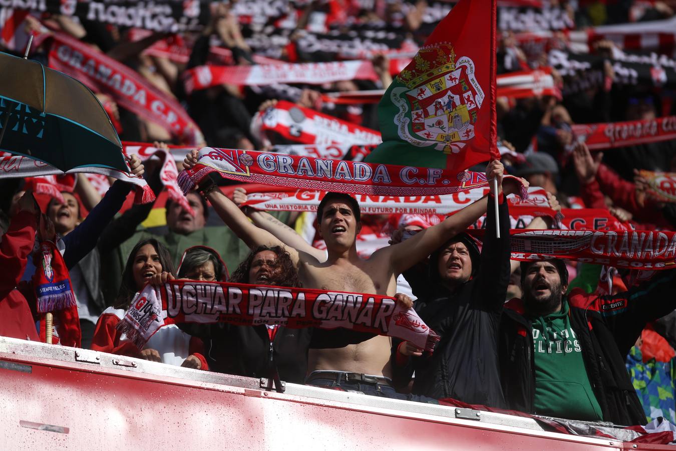 Los jugadores celebran la salvación en el Pizjuán