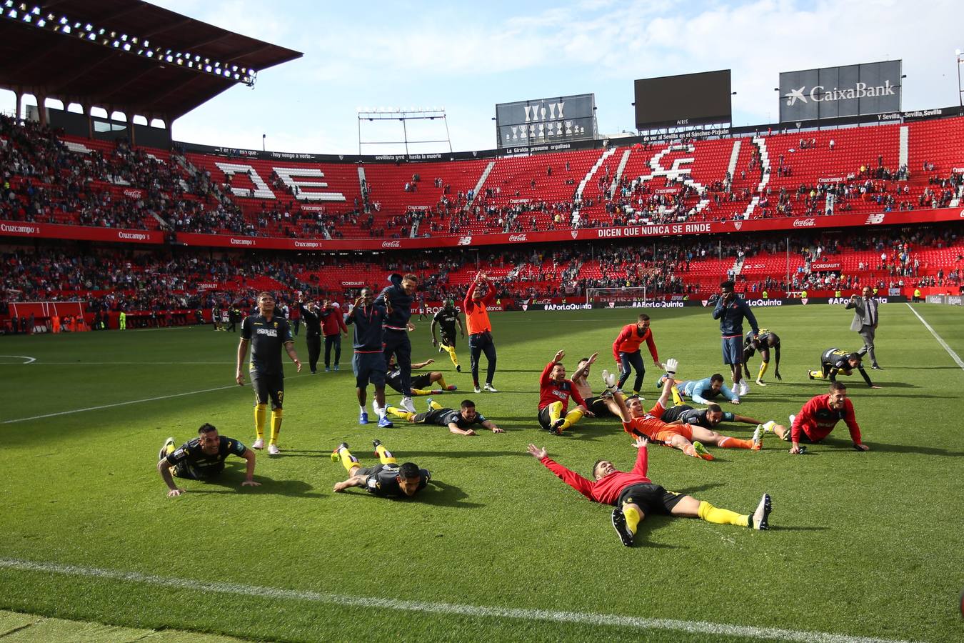 Los jugadores celebran la salvación en el Pizjuán