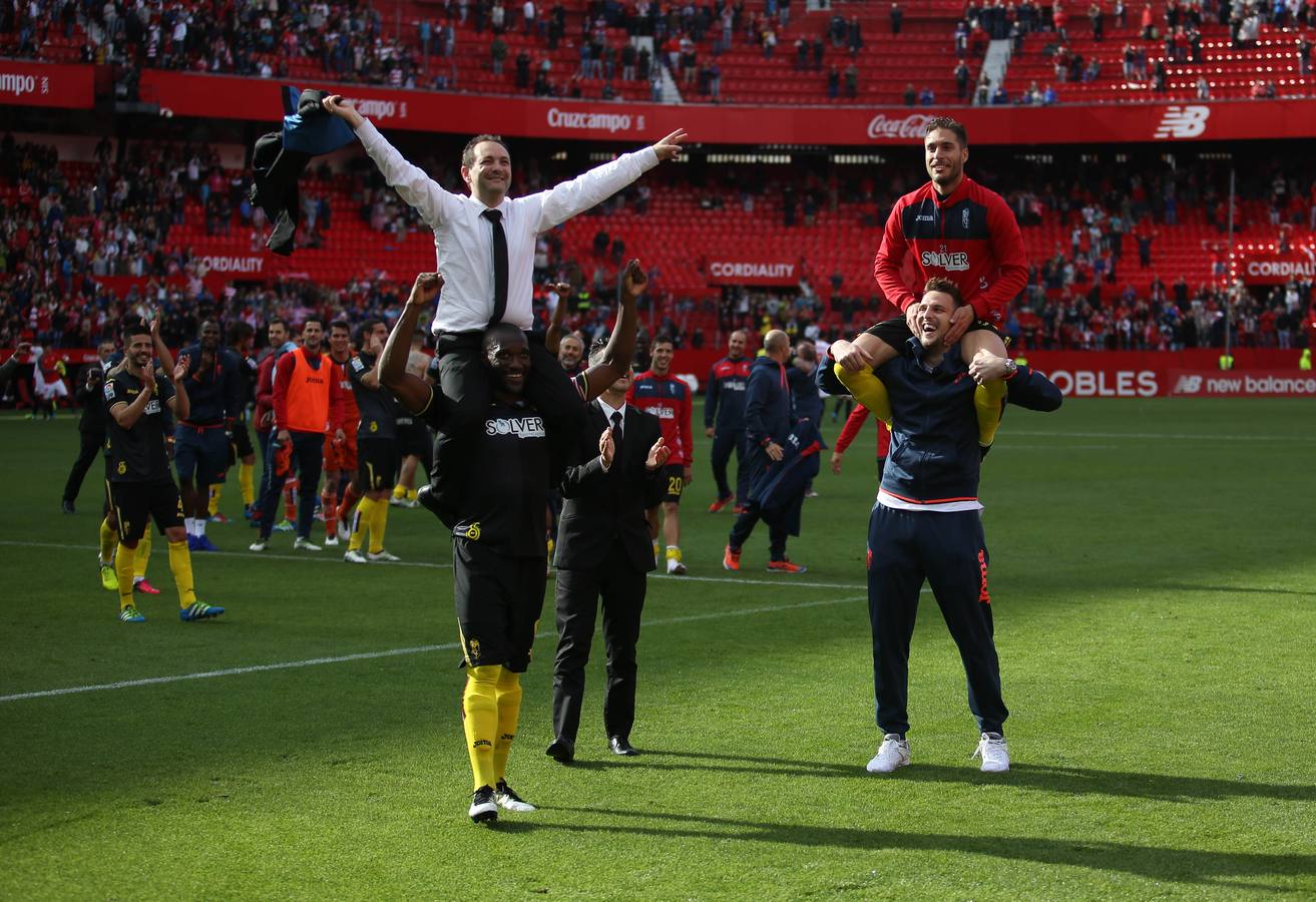 Los jugadores celebran la salvación en el Pizjuán
