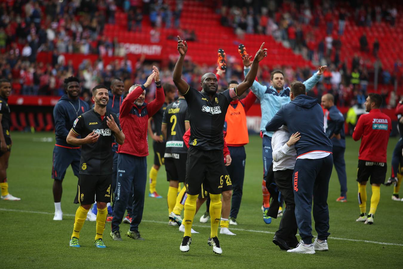 Los jugadores celebran la salvación en el Pizjuán