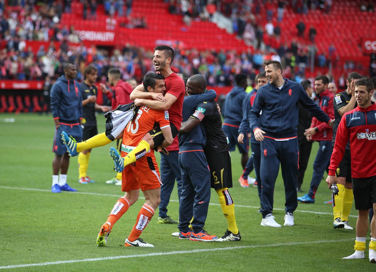 Los jugadores celebran la salvación en el Pizjuán