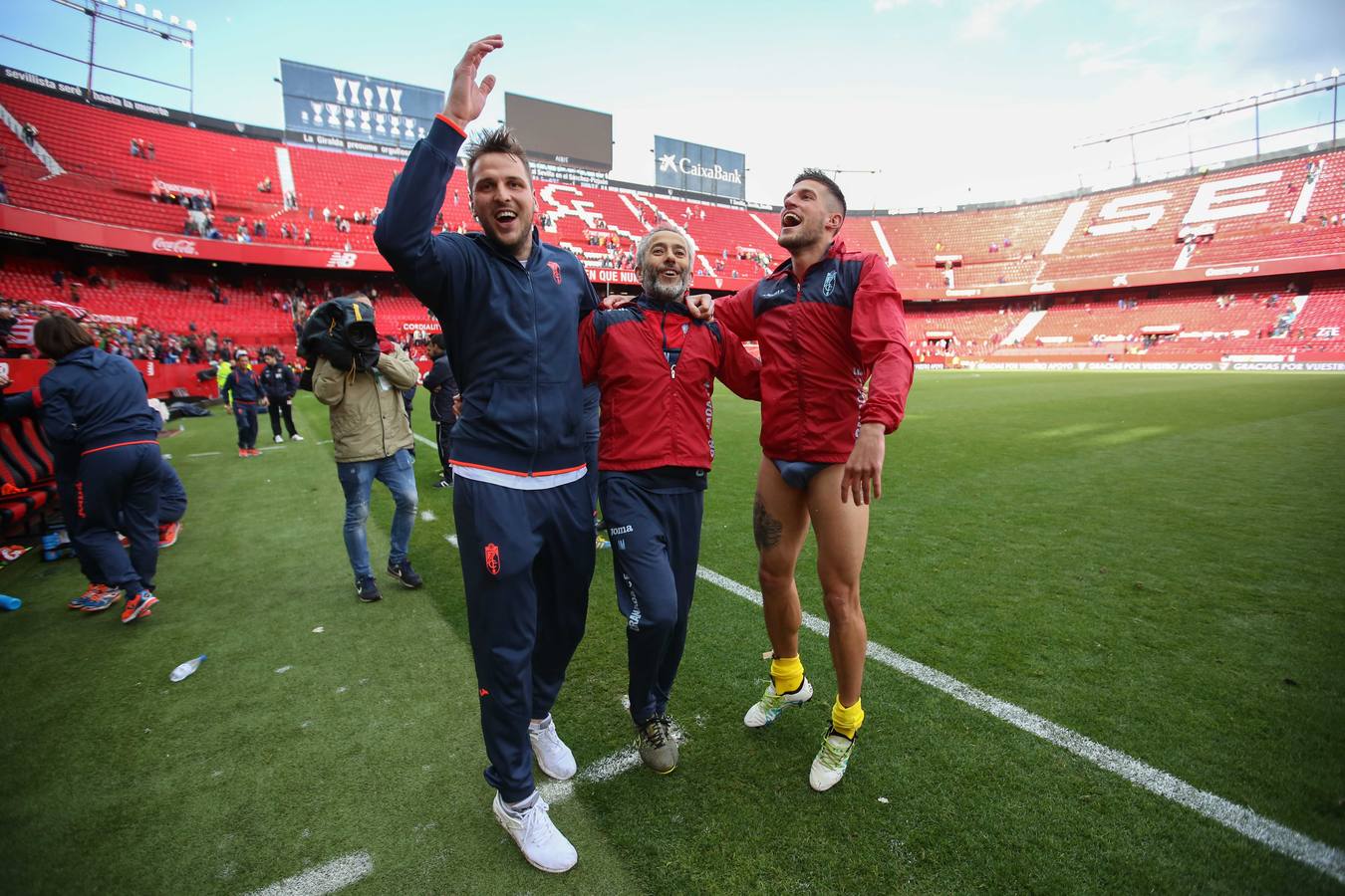 Los jugadores celebran la salvación en el Pizjuán