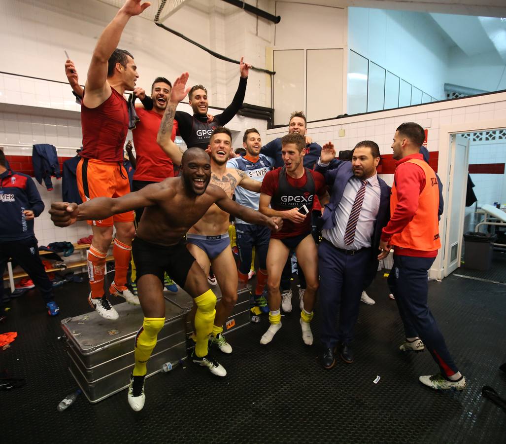 Los jugadores celebran la salvación en el Pizjuán