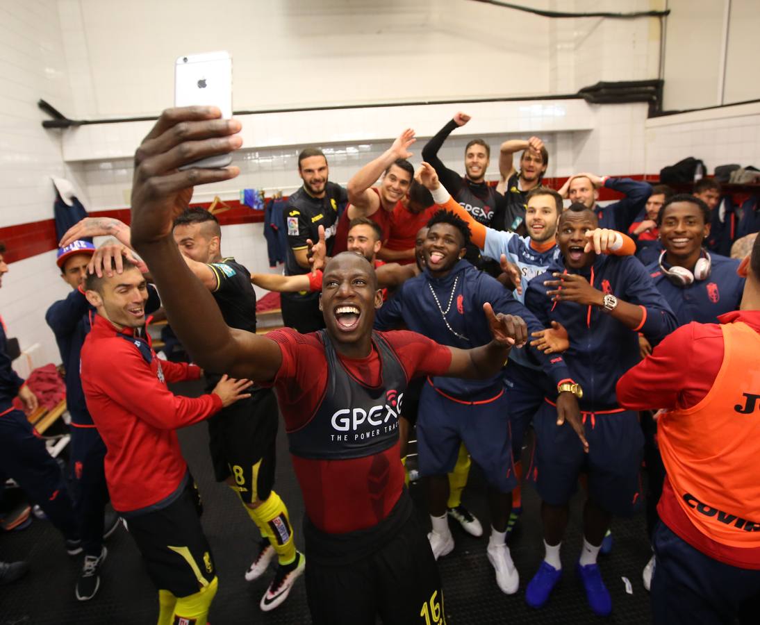 Los jugadores celebran la salvación en el Pizjuán