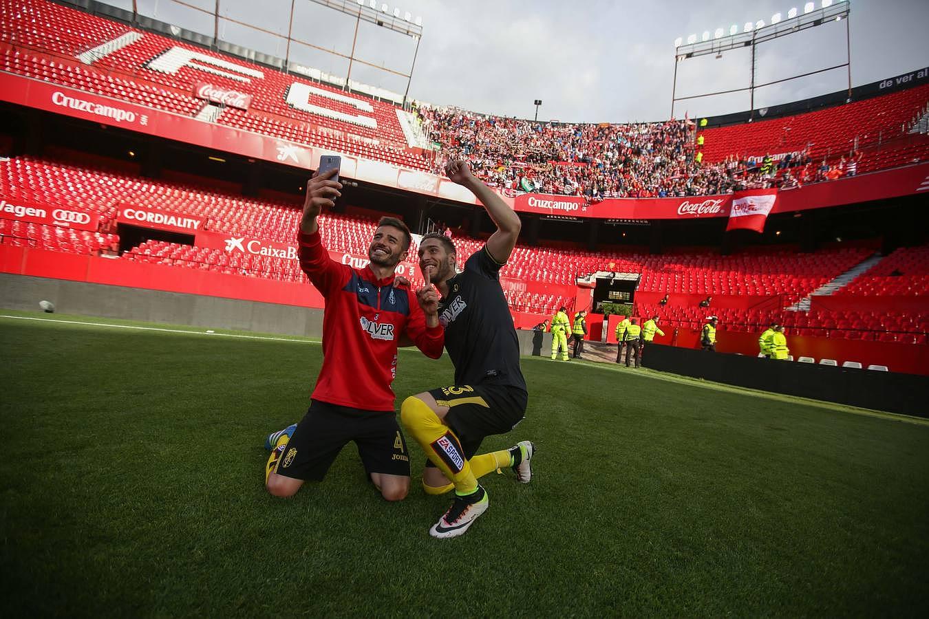 Los jugadores celebran la salvación en el Pizjuán