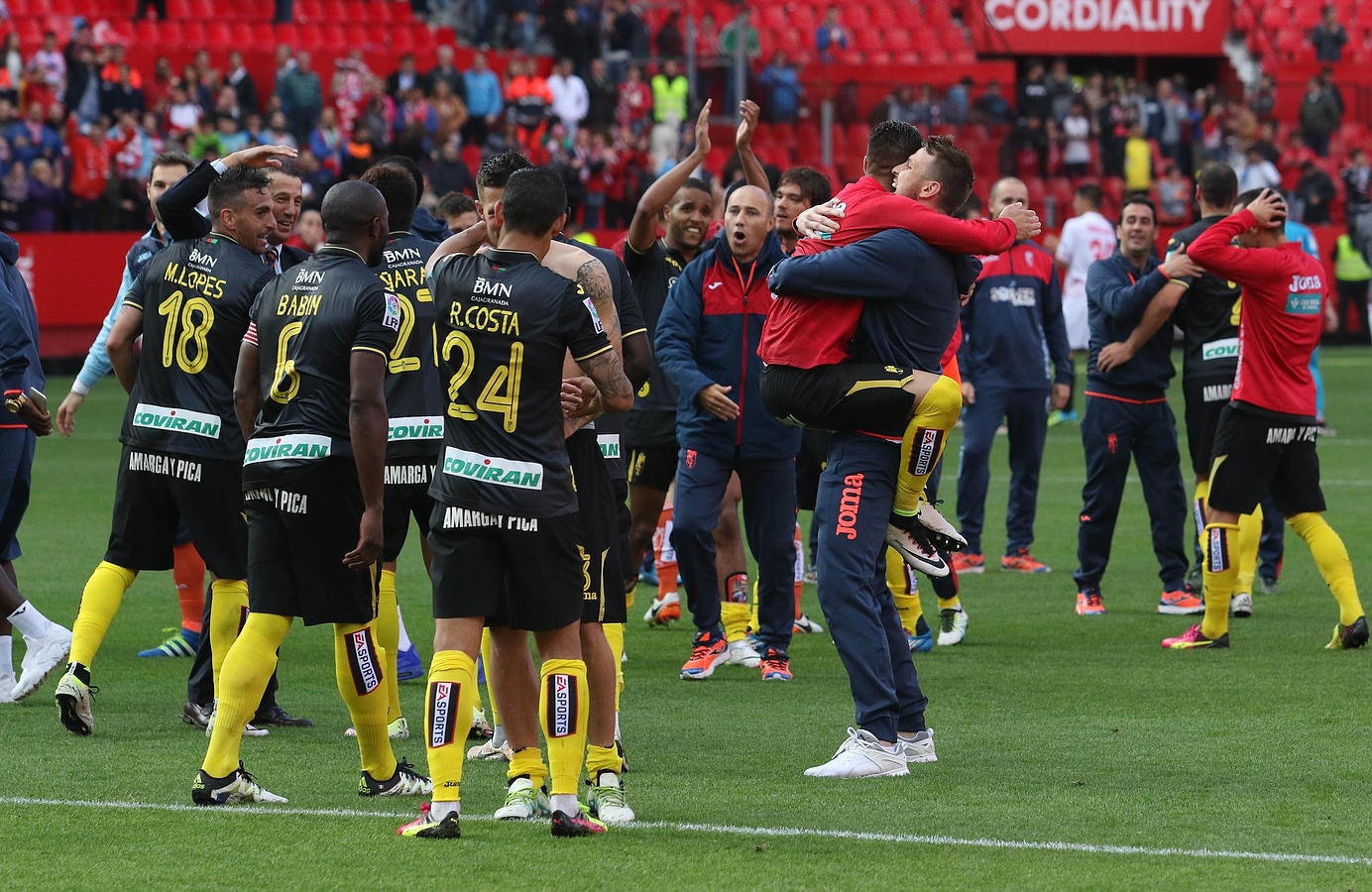 Los jugadores celebran la salvación en el Pizjuán