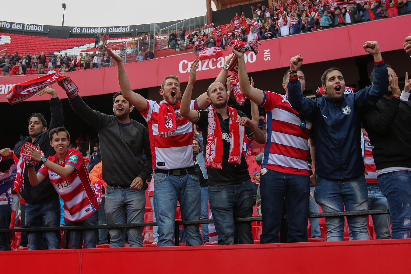 Los jugadores celebran la salvación en el Pizjuán