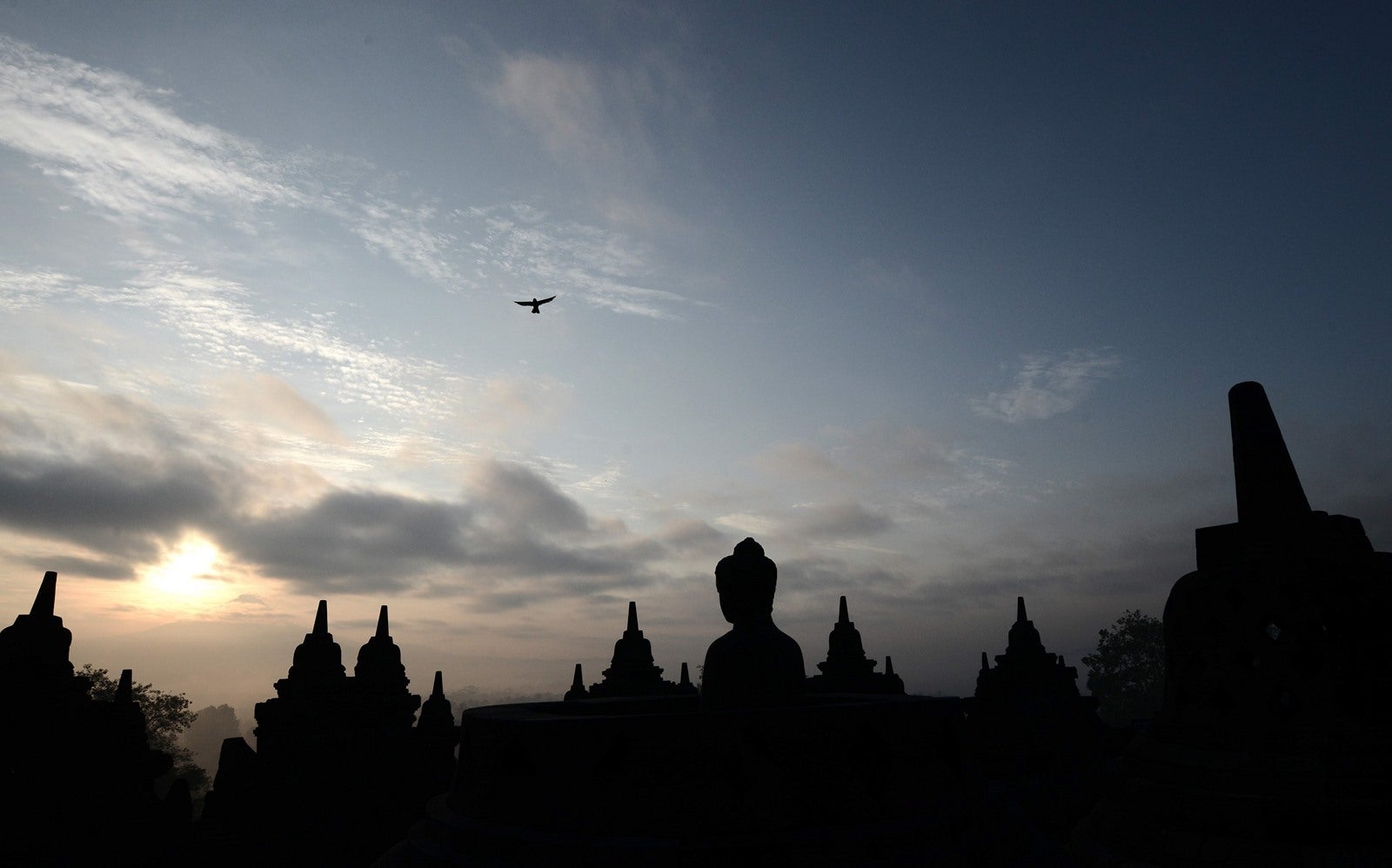 Salida del sol sobre el antiguo templo de Borobudur en Magelang, en la provincia indonesia de Java Central.