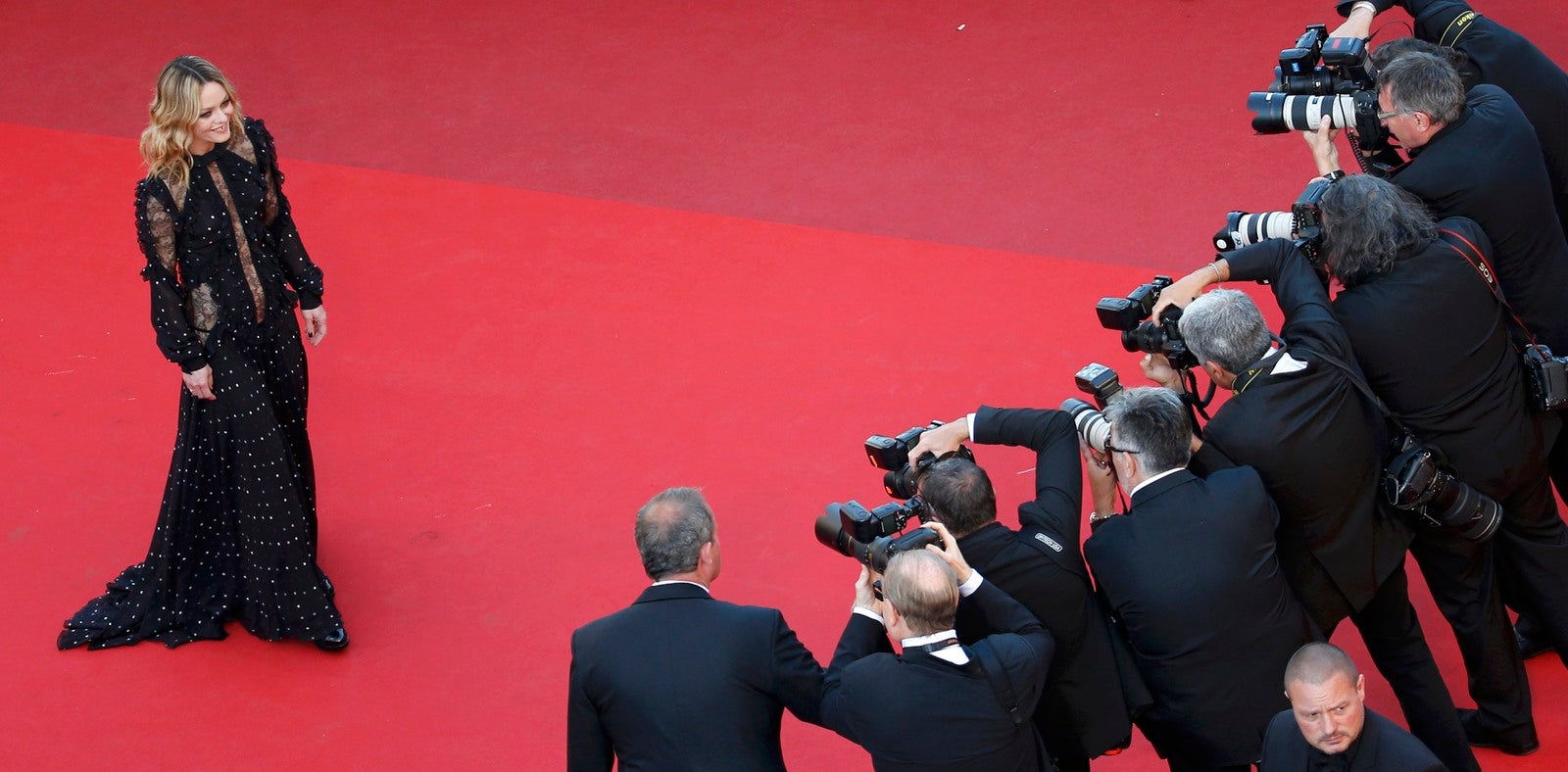 Vanessa Paradis llega en la alfombra roja para la proyección de la película "Mal de pierres" en la competición en el 69º Festival de Cine de Cannes en Cannes, Francia