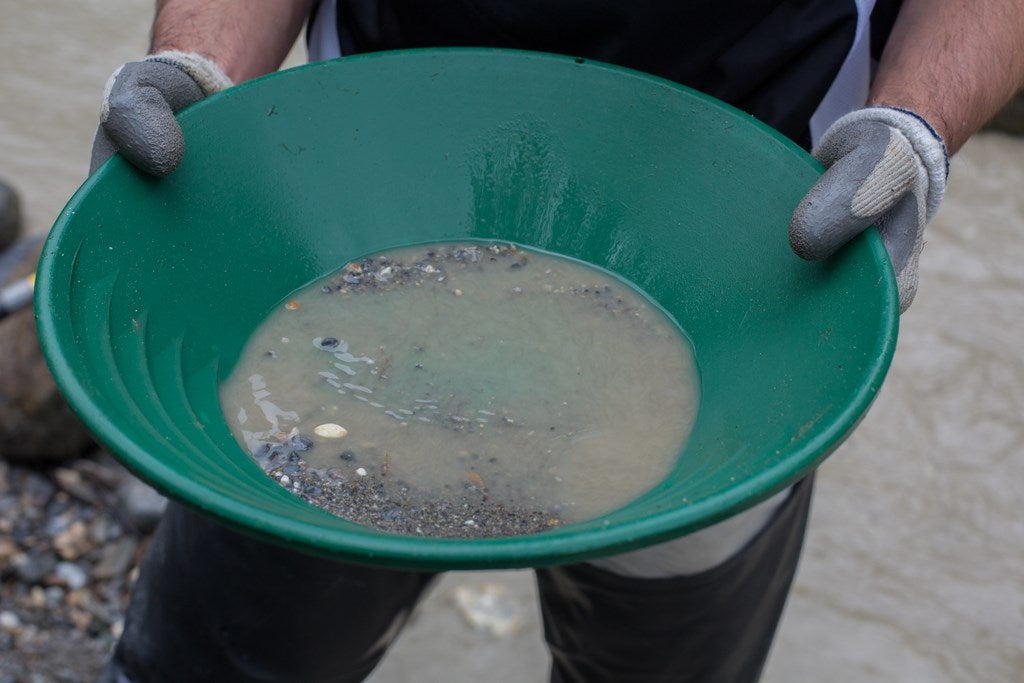 ¿Cómo se busca oro en el río Genil?