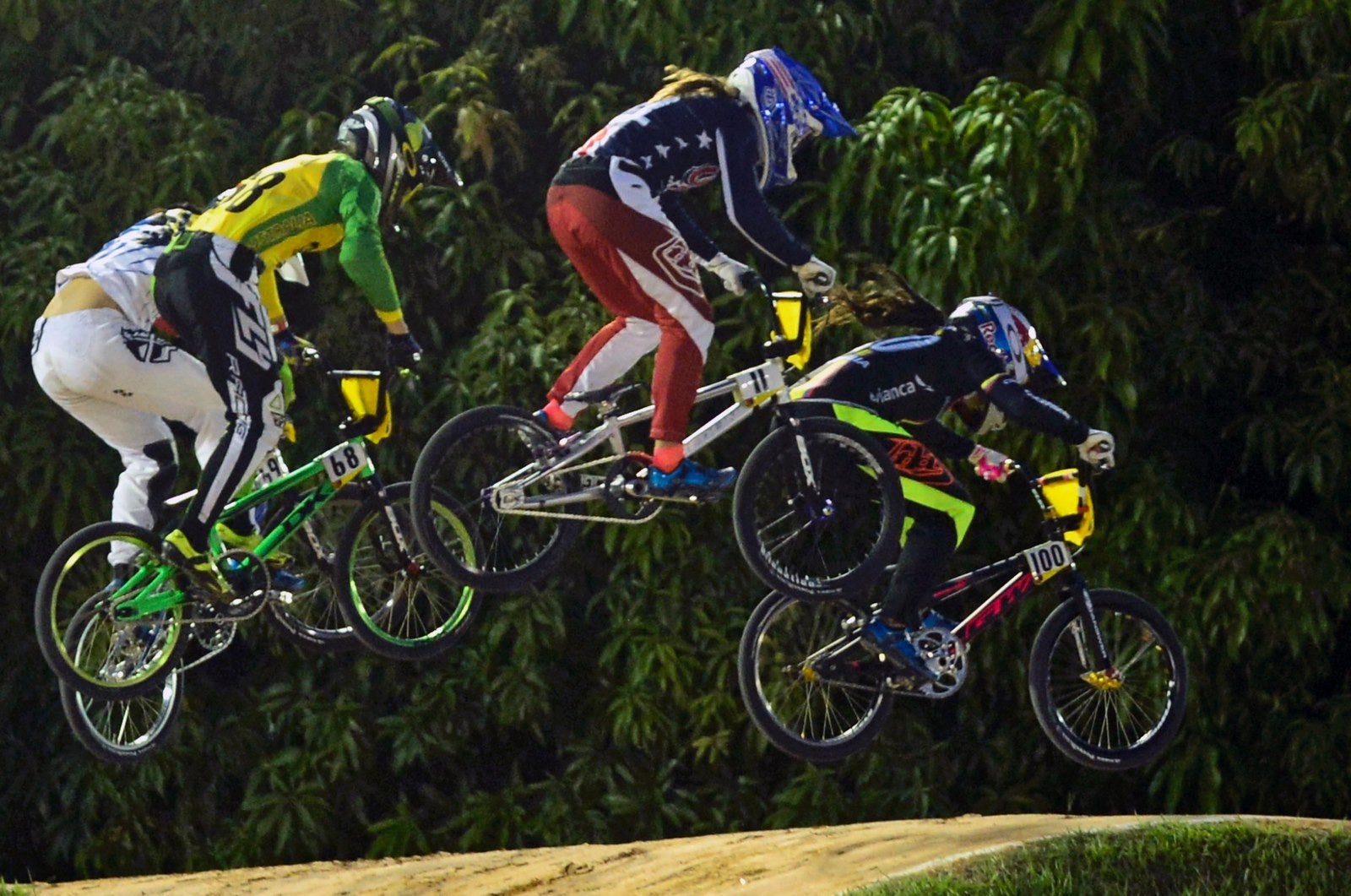 Ciclistas compiten durante la carrera de el Campeonato Mundial de la Mujer de la UCI BMX en Medellín.