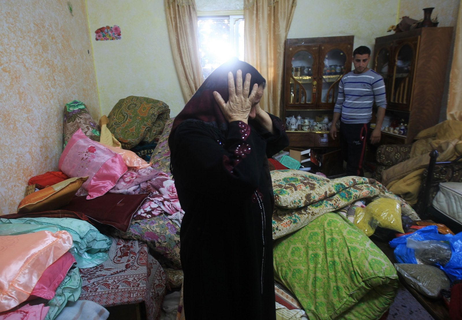Una mujer palestina en su casa después de que tropas israelíes la registraran durante una operación para arrestar a palestinos buscados en el pueblo del norte de Cisjordania de Deir al-Hatab.