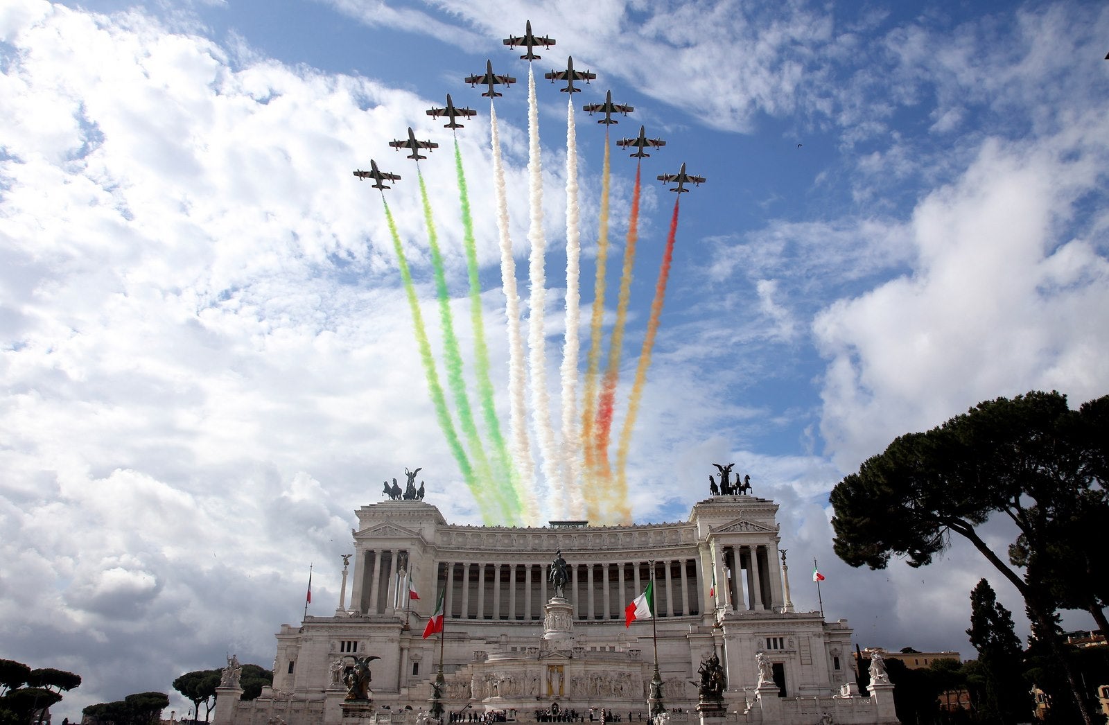El Frecce Tricolori escuadrón acrobático italiano realiza sobre el monumento Vittoriano durante el desfile militar del Día de la República en Roma