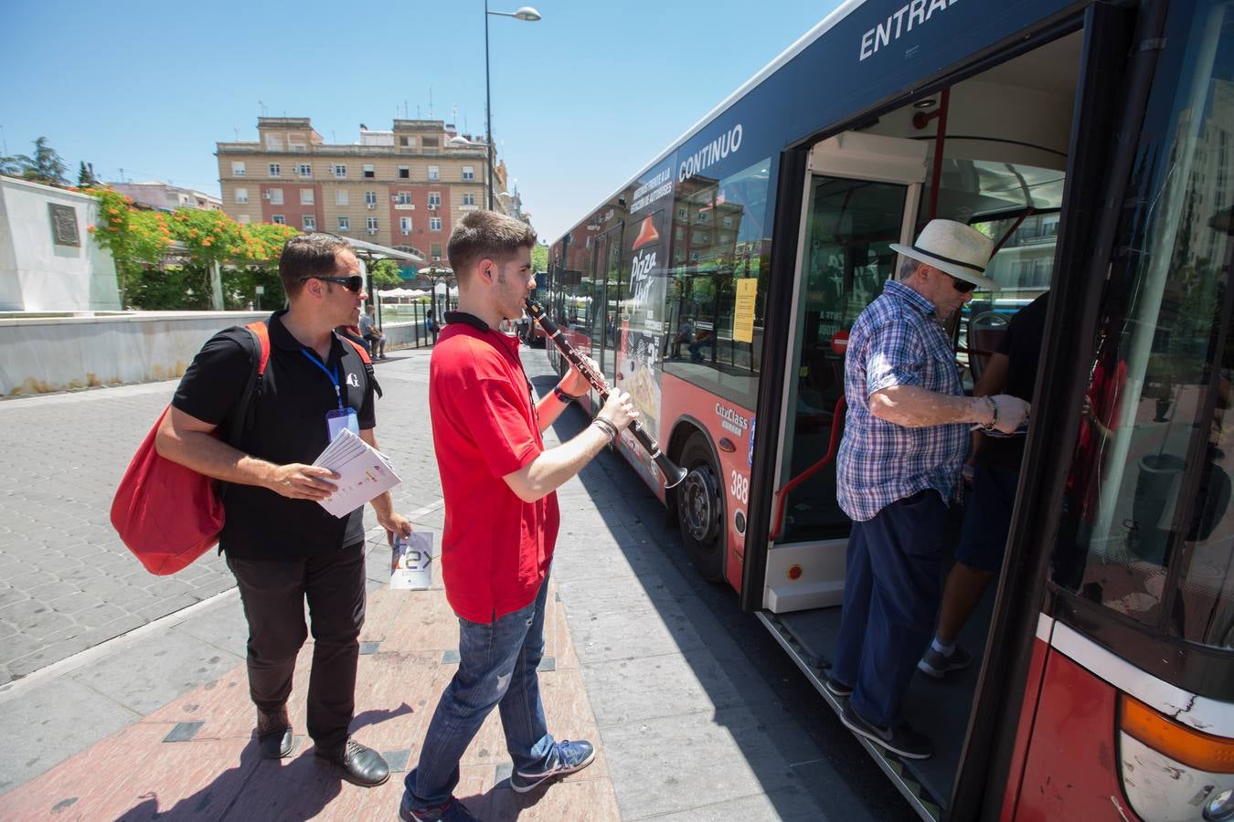 El FEX ya suena en los autobuses de Granada