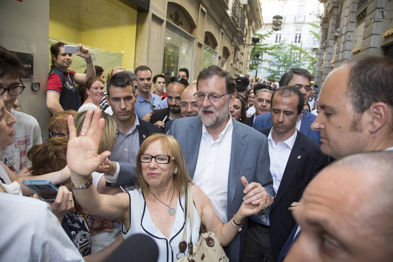 Rajoy dice que hay algunos españoles &quot;un poco malos, pero los vamos a derrotar el 26J&quot;