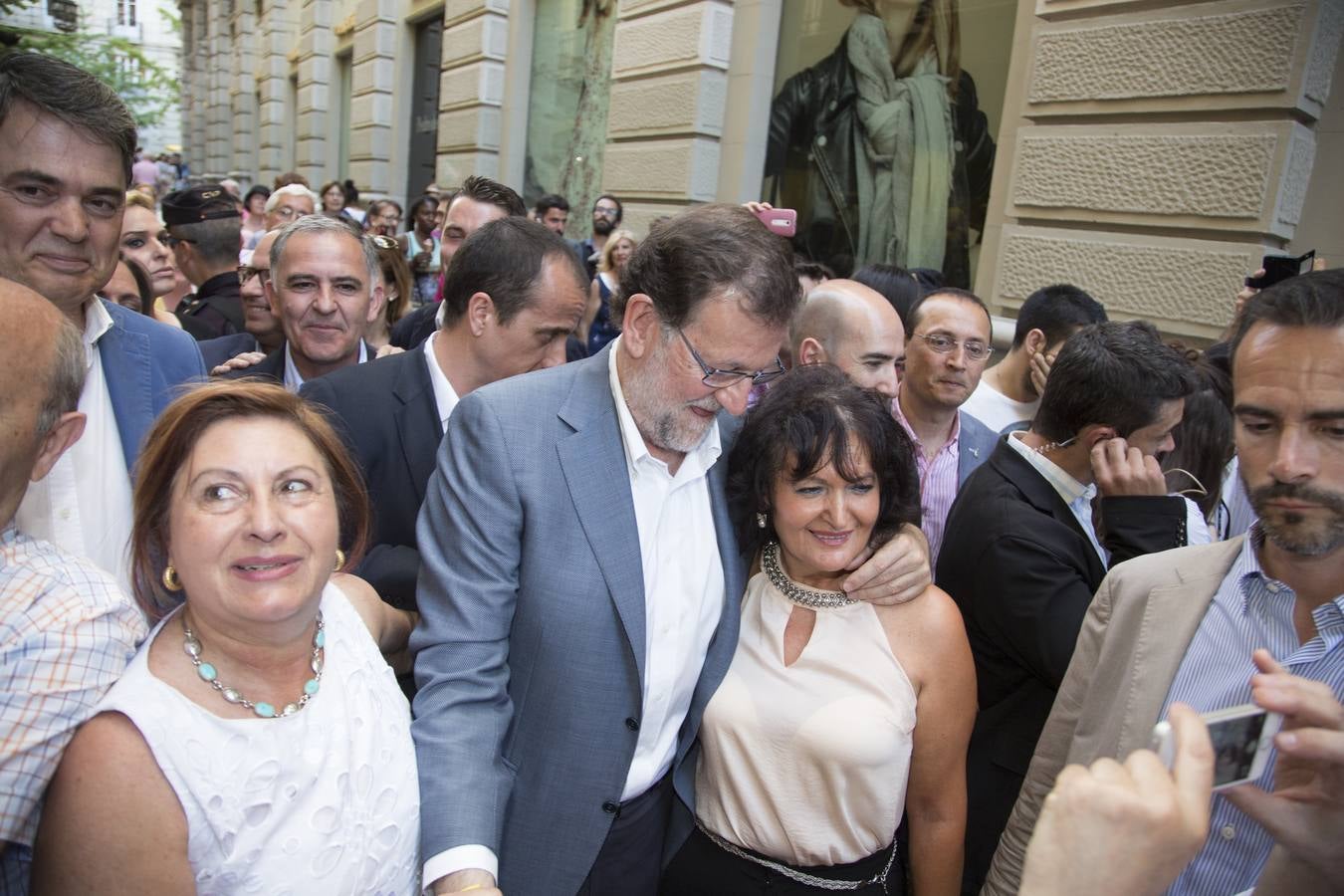 Rajoy dice que hay algunos españoles &quot;un poco malos, pero los vamos a derrotar el 26J&quot;