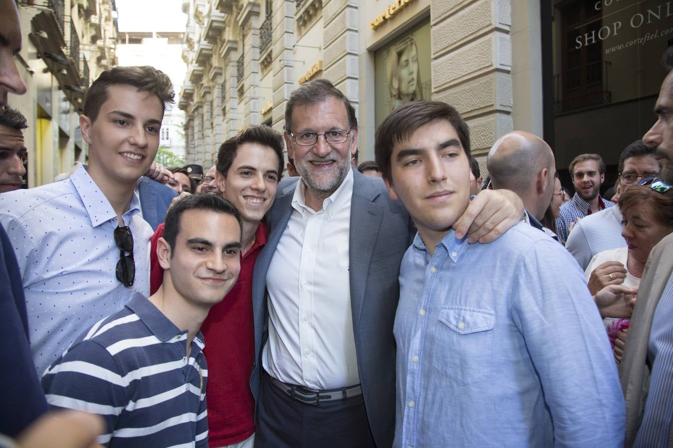 Rajoy dice que hay algunos españoles &quot;un poco malos, pero los vamos a derrotar el 26J&quot;