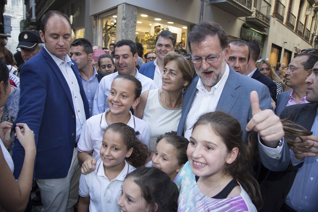 Rajoy dice que hay algunos españoles &quot;un poco malos, pero los vamos a derrotar el 26J&quot;