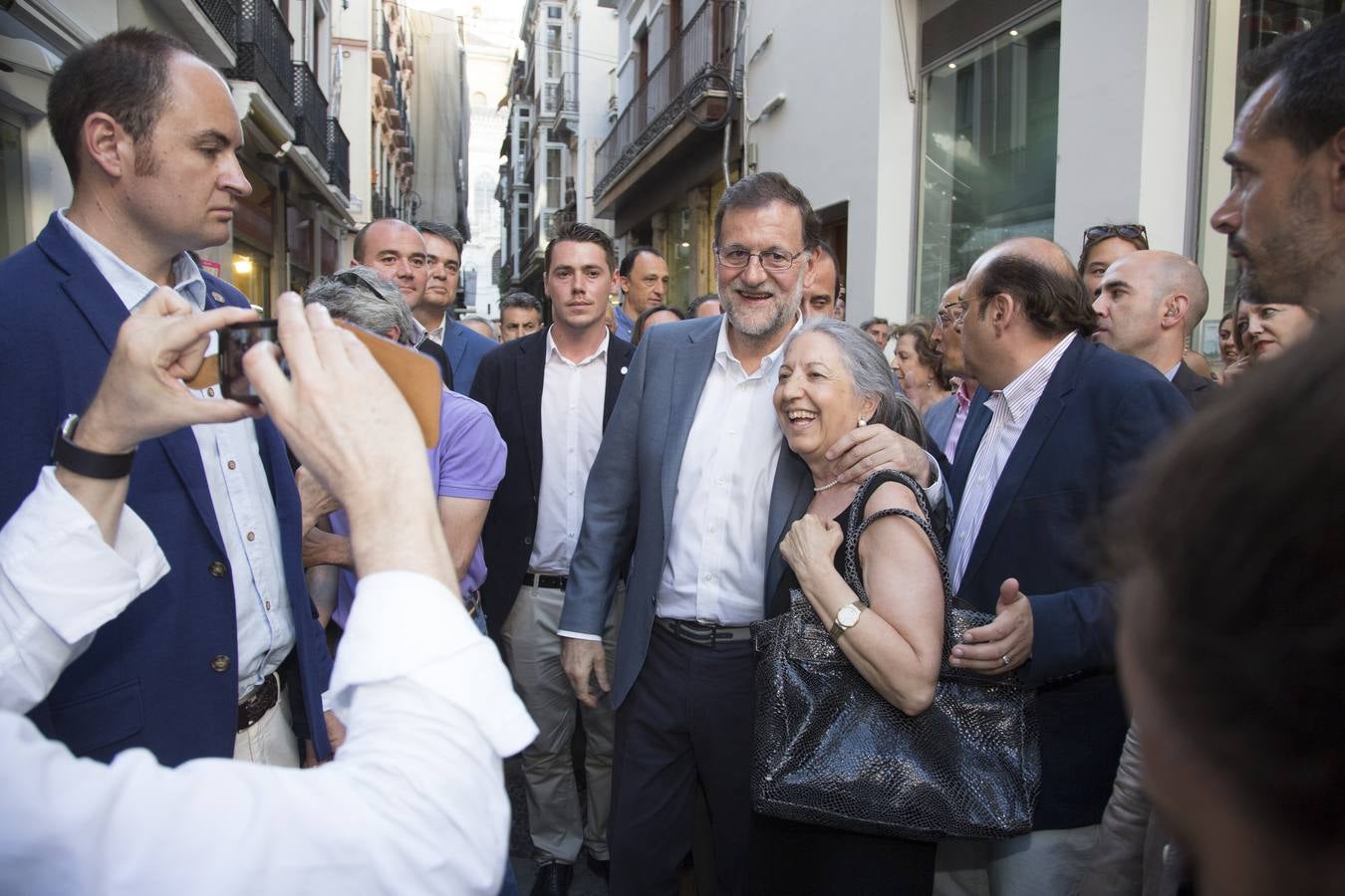 Rajoy dice que hay algunos españoles &quot;un poco malos, pero los vamos a derrotar el 26J&quot;