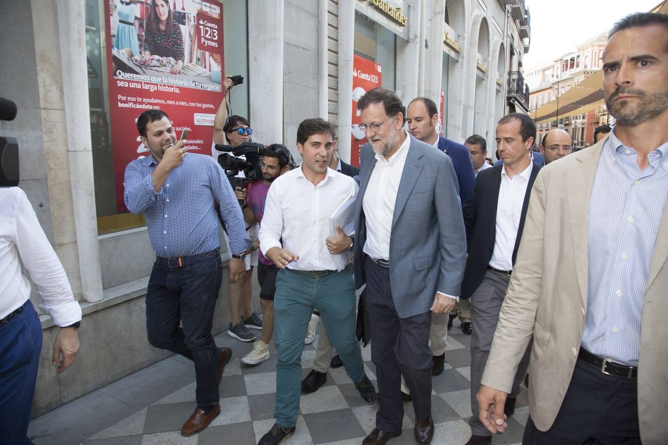 Rajoy dice que hay algunos españoles &quot;un poco malos, pero los vamos a derrotar el 26J&quot;