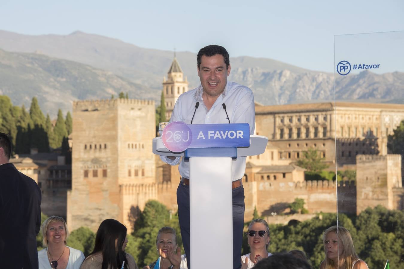 Rajoy dice que hay algunos españoles &quot;un poco malos, pero los vamos a derrotar el 26J&quot;