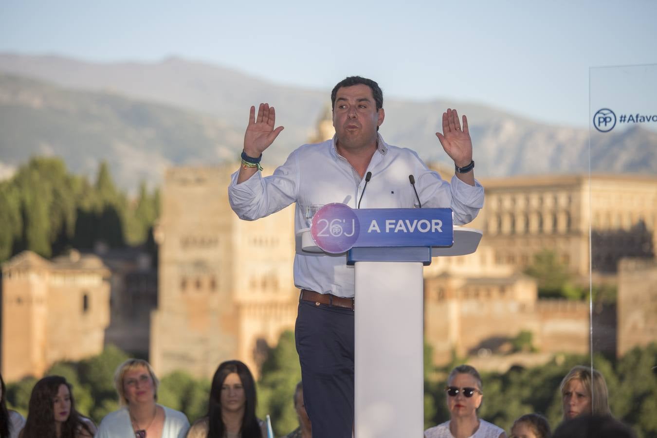 Rajoy dice que hay algunos españoles &quot;un poco malos, pero los vamos a derrotar el 26J&quot;