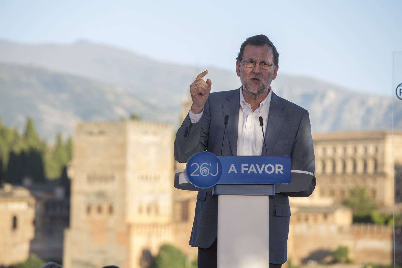Rajoy dice que hay algunos españoles &quot;un poco malos, pero los vamos a derrotar el 26J&quot;