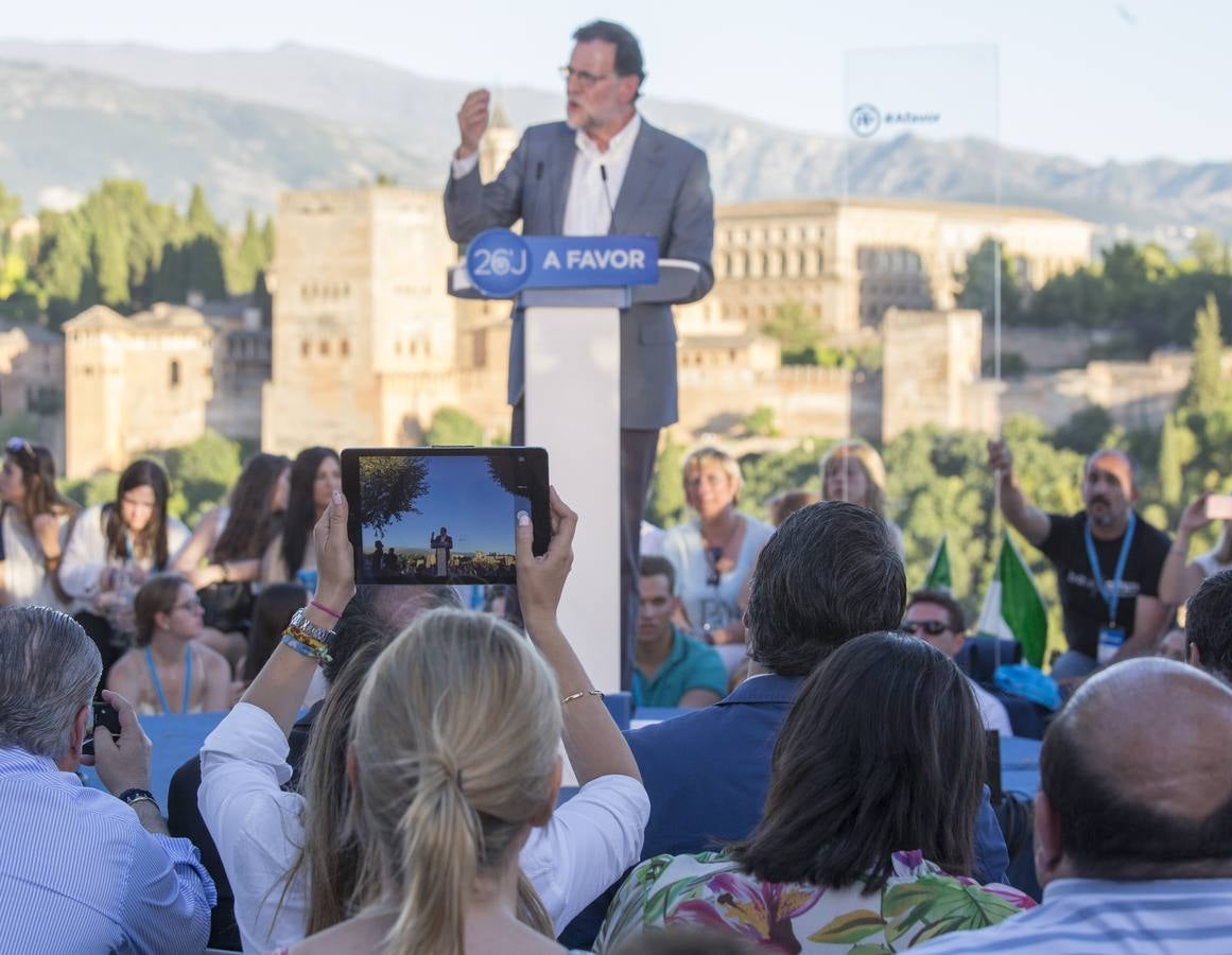 Rajoy dice que hay algunos españoles &quot;un poco malos, pero los vamos a derrotar el 26J&quot;